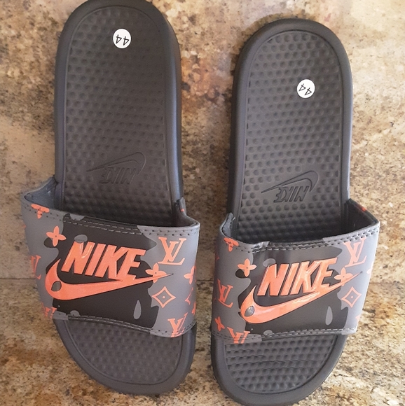 Nike shoes - Picture 1 of 4